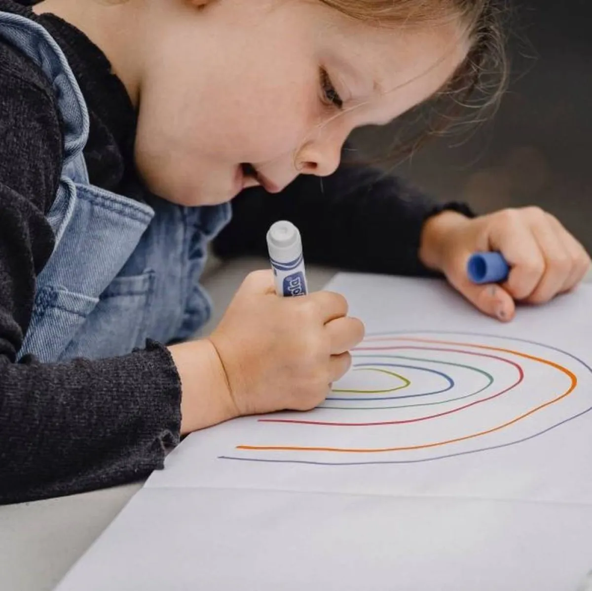 صورة لطفلة ترسم