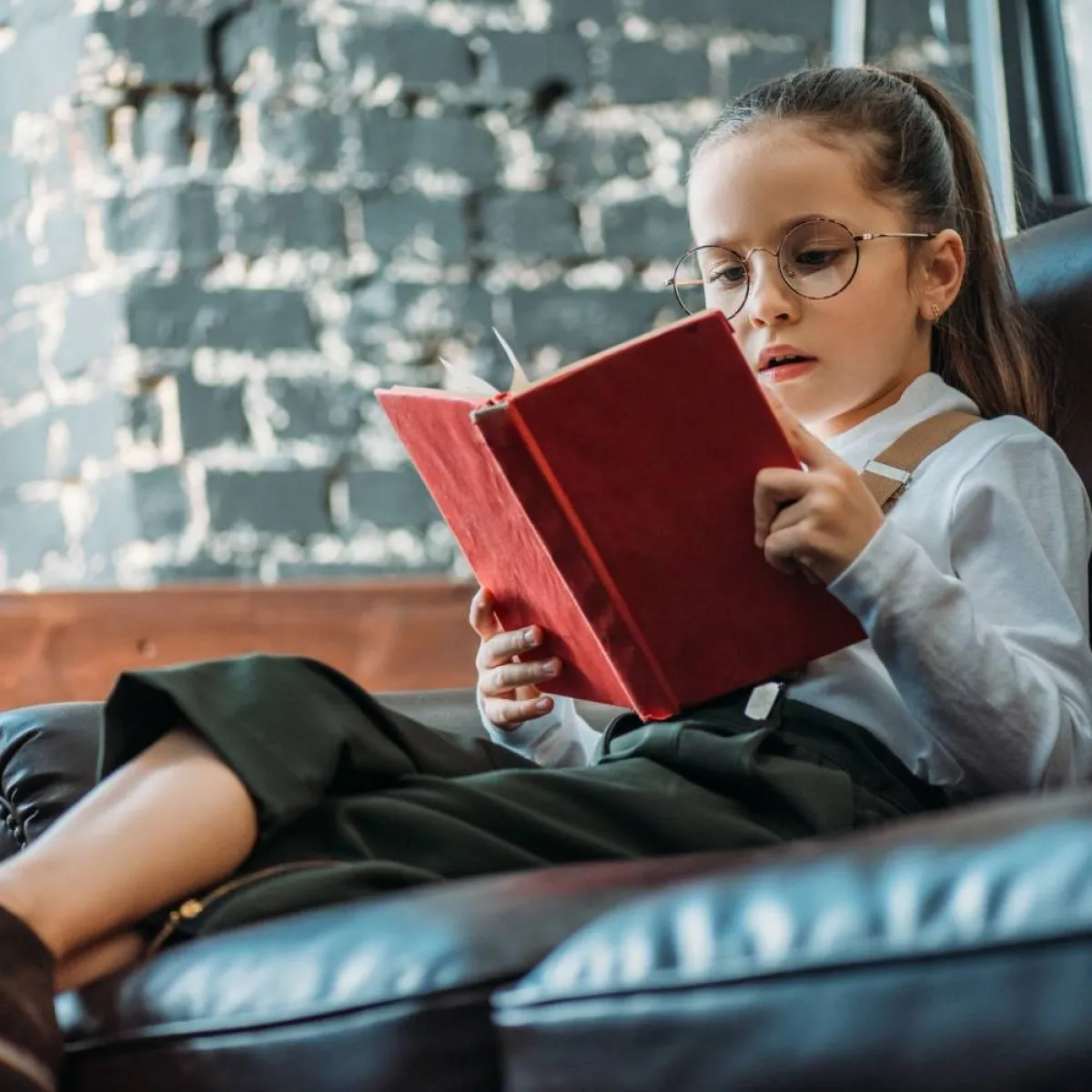 صورة لطفلة تقرأ