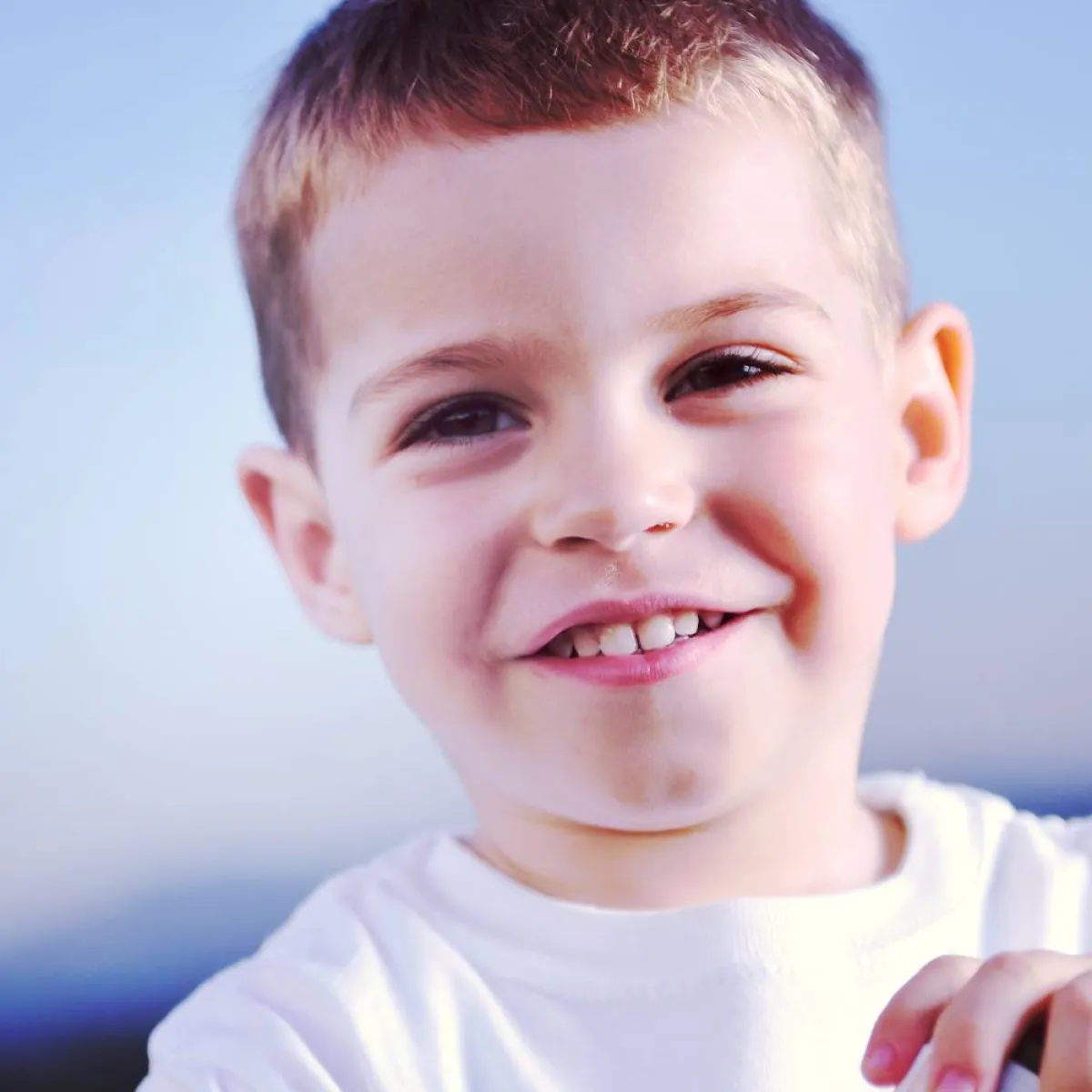 طفل يبتسم بثقة
