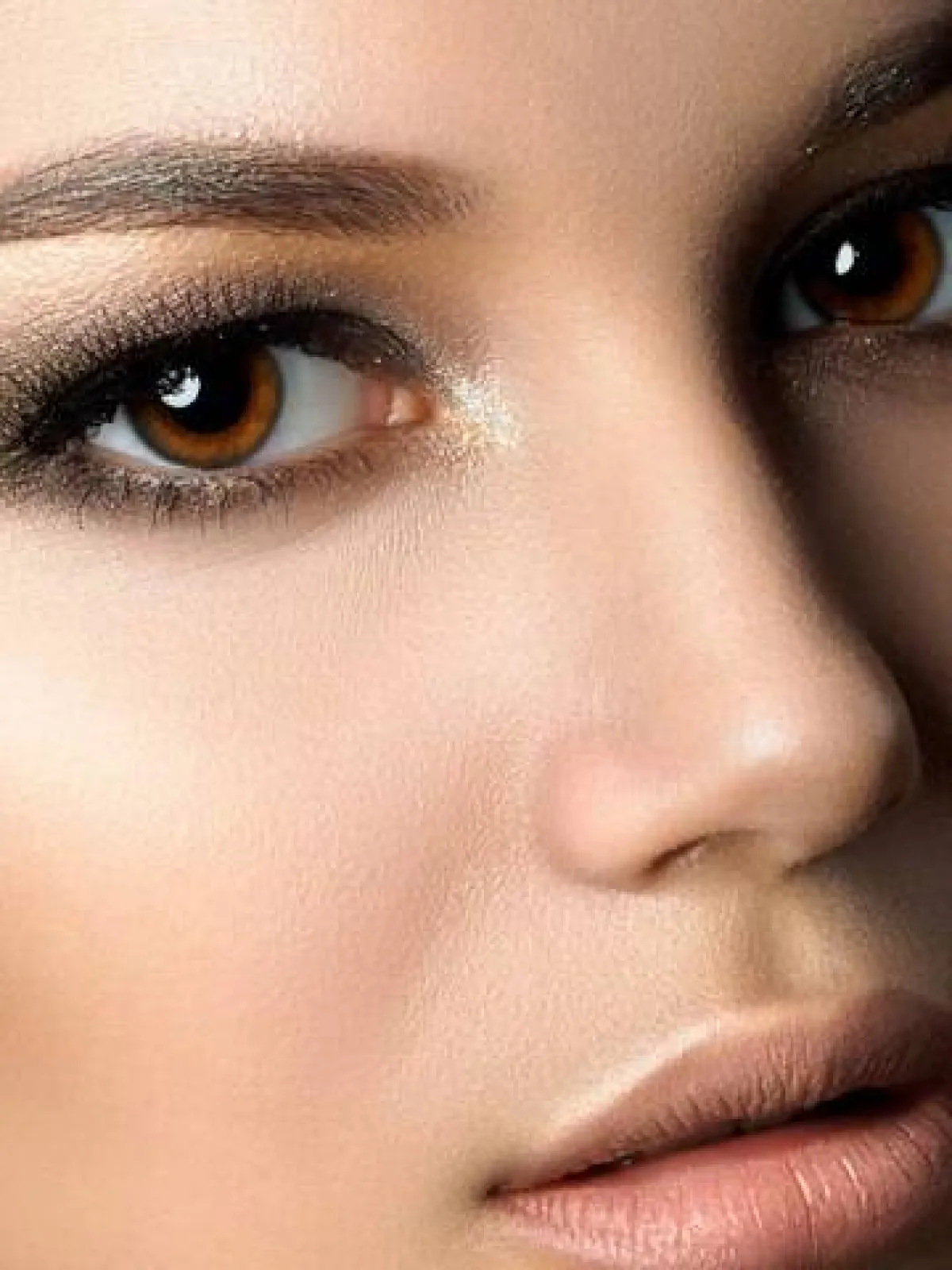 طريقة سهلة للحصول على مكياج سموكي ذهبي وفضي