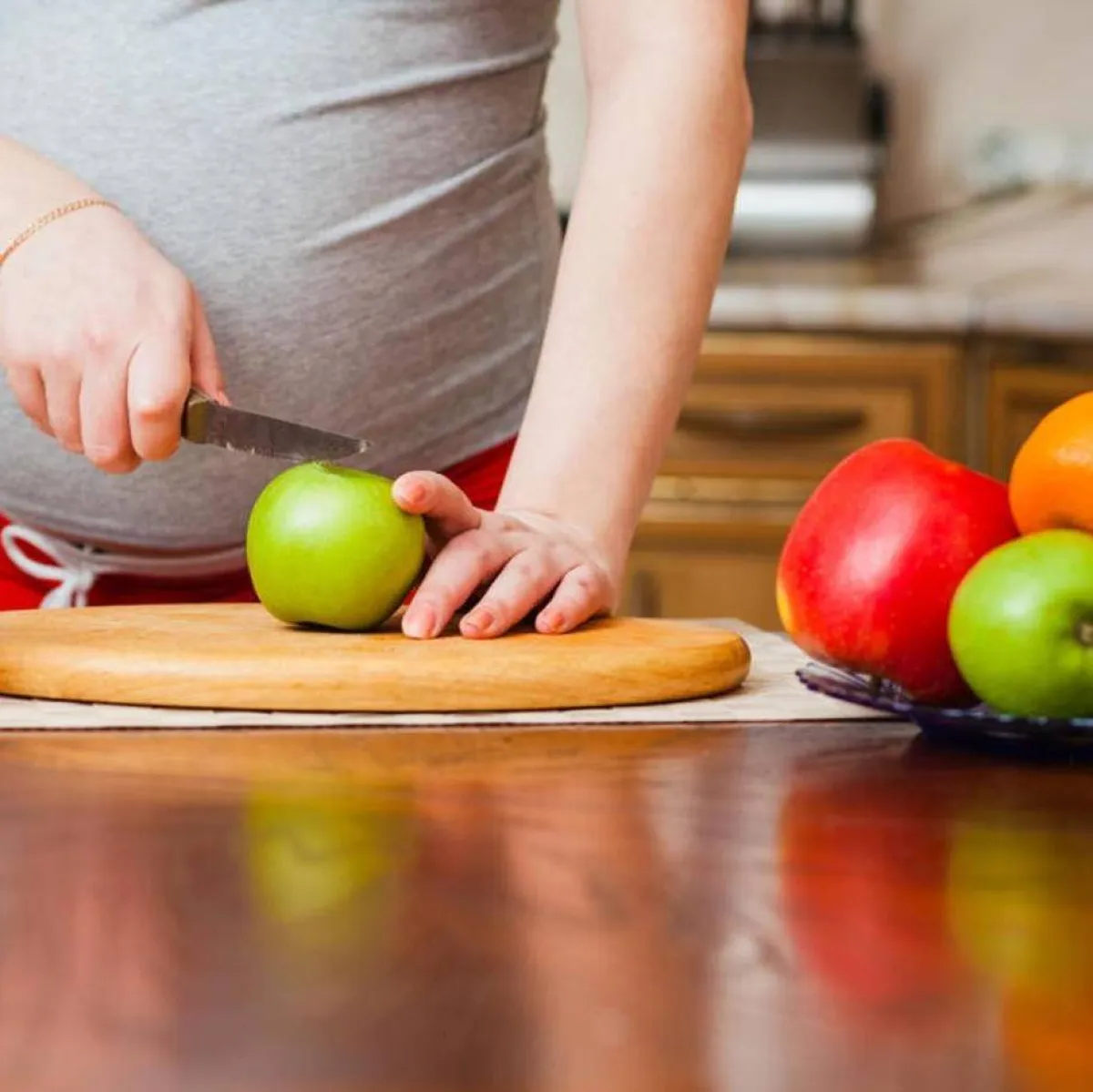 صورة لحامل تتناول الفاكهة