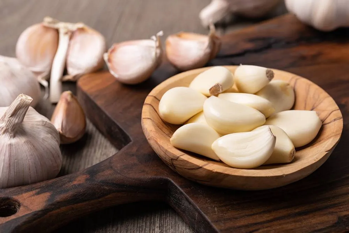 فوائد تناول الثوم على الريق للنساء مثالية
