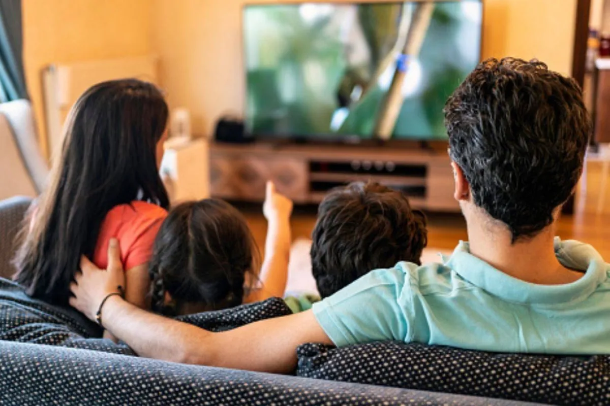 مشاهدة التليفزيون