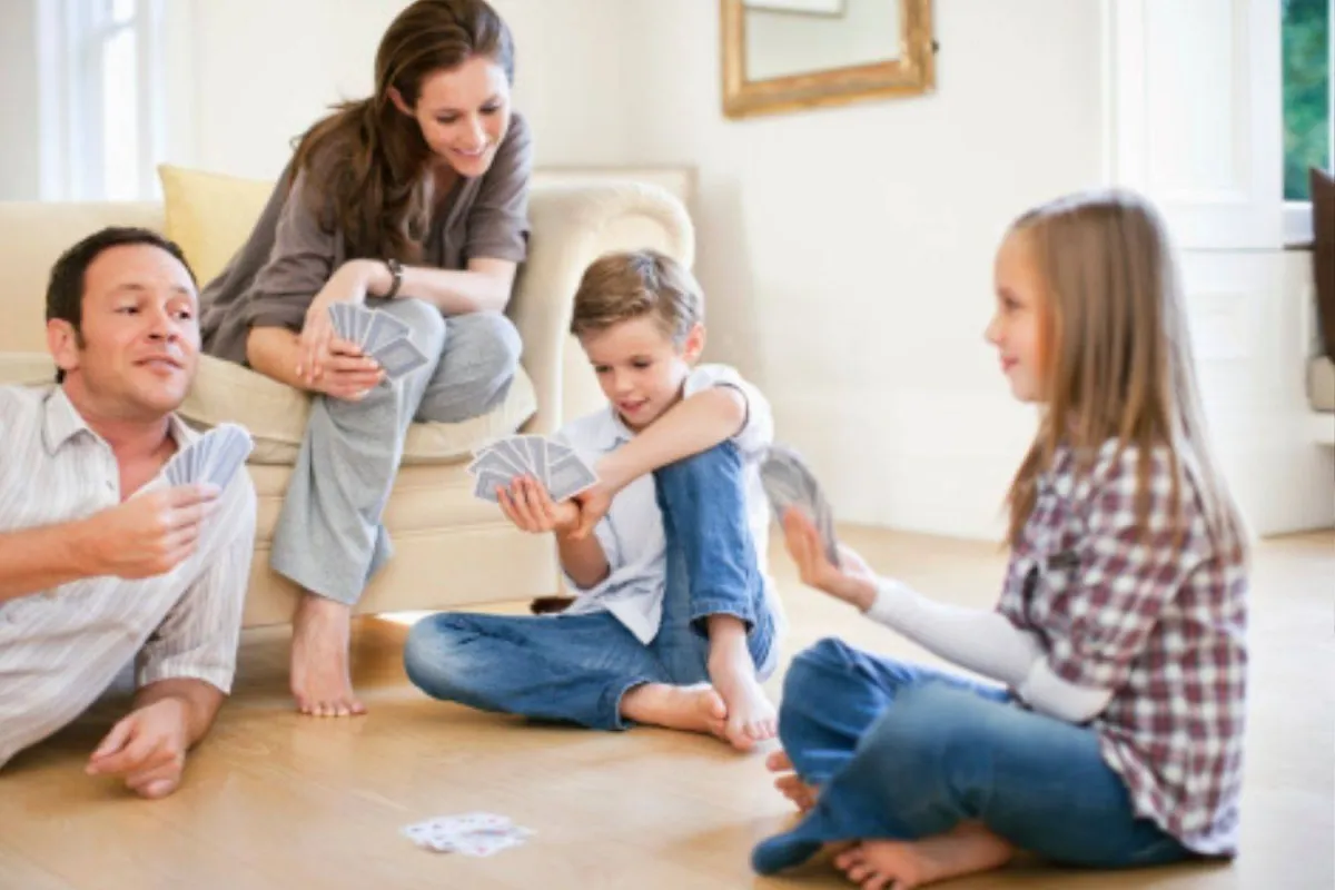 اللعب مع الأطفال