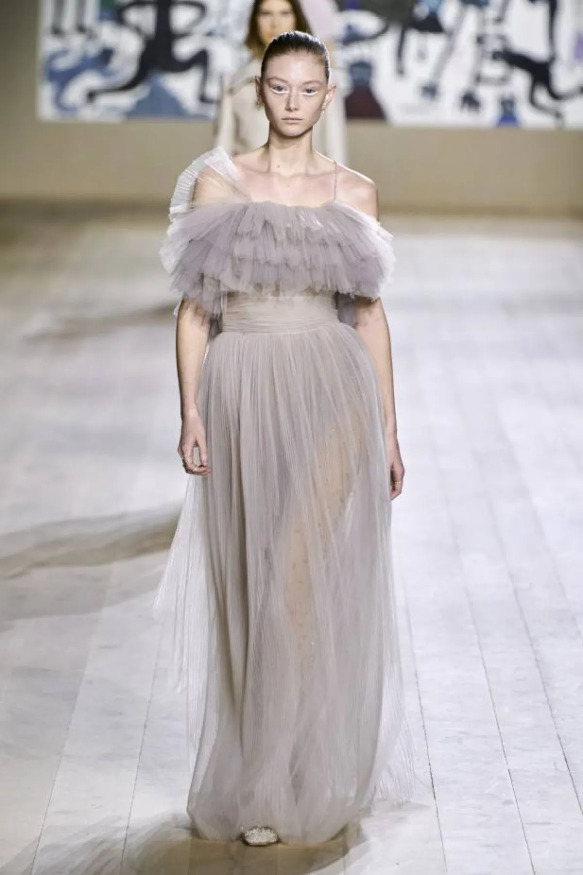 فستان من ديور بلون النيود المائل الى الرمادي