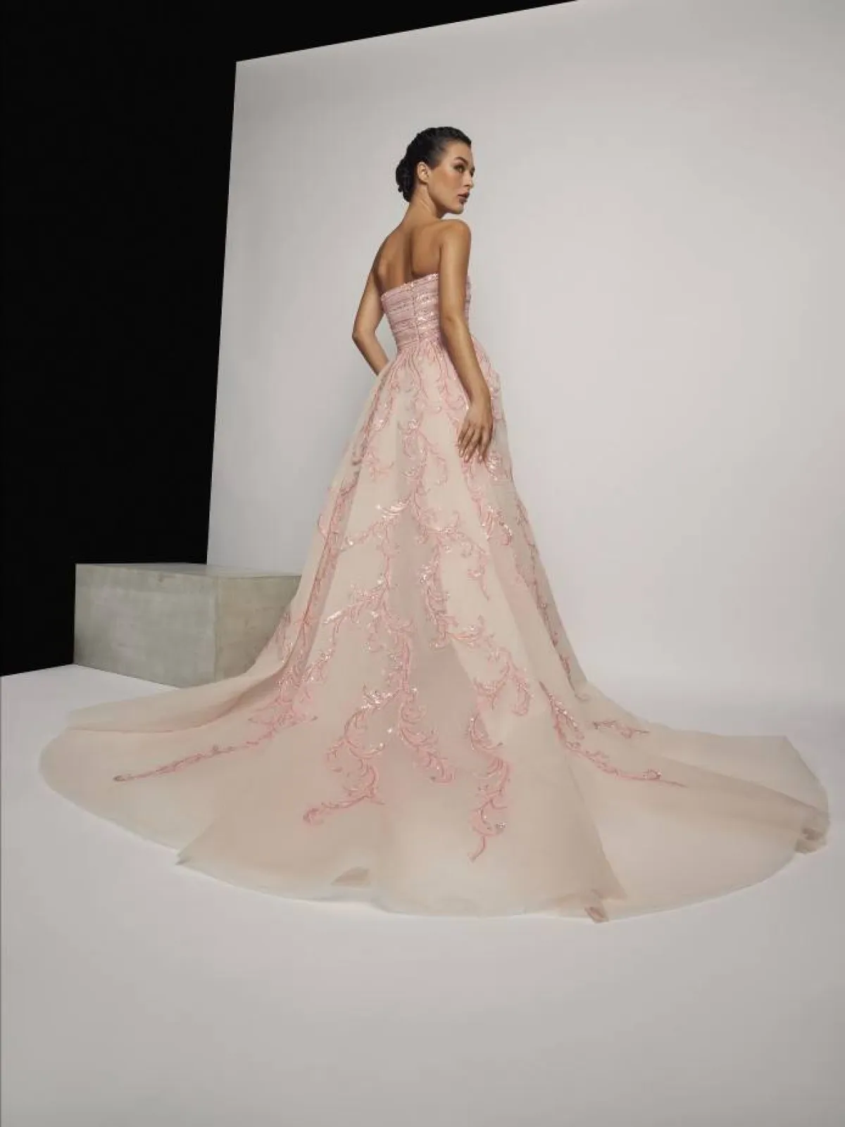 فستان كوتور من رامي العلي بلون النيود المائل الى السومون