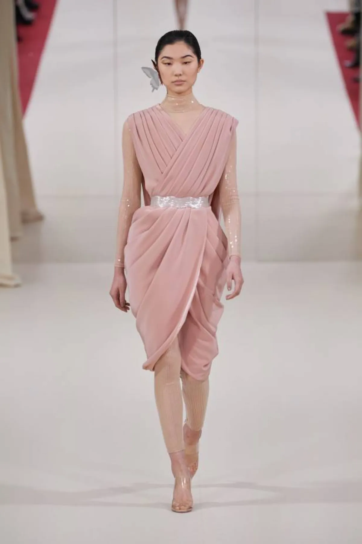 فستان بلون النيود الزهري مع حزام فضي من الكسيس مابيل