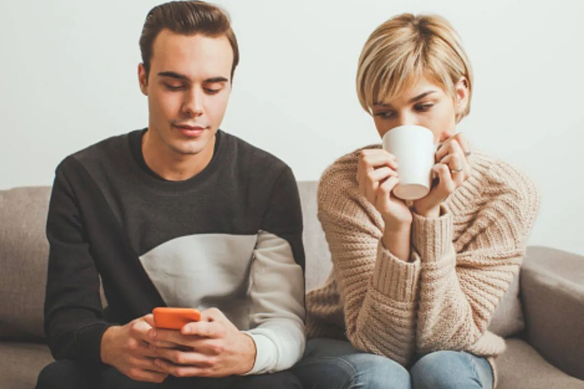 الرجل مع امرأة أخرى