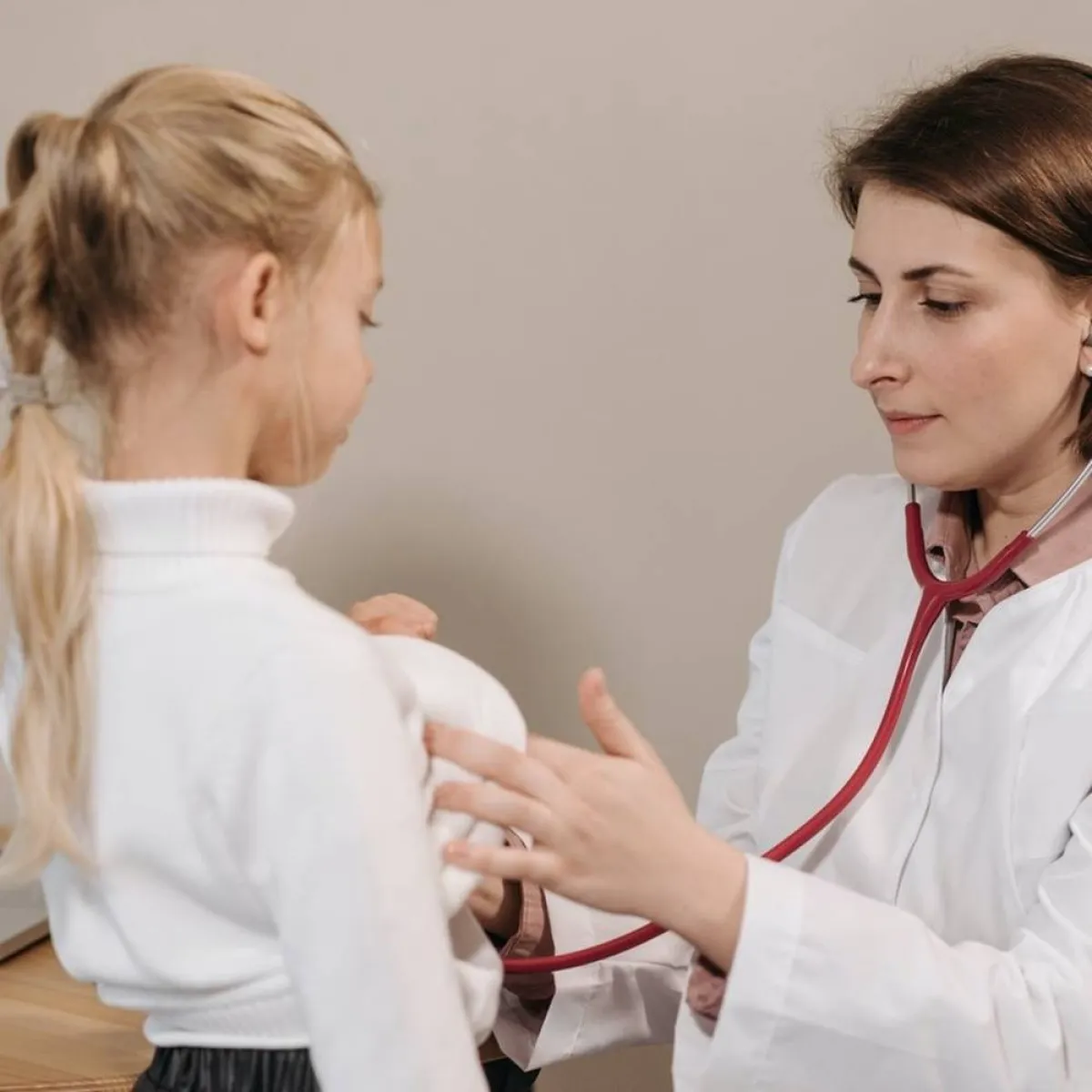 صورة لطبيبة ومريضة