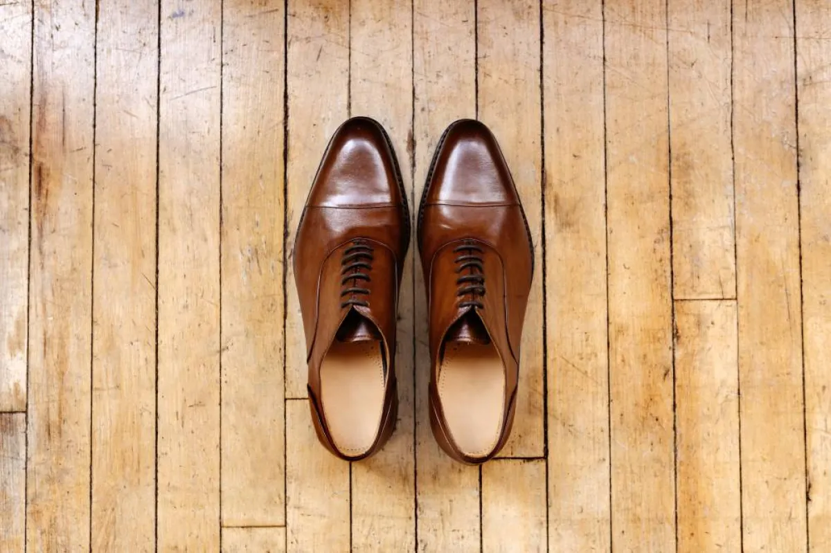 هناك مجموعة منوّعة من السوائل والبخاخات لتمديد جلد الأحذية 