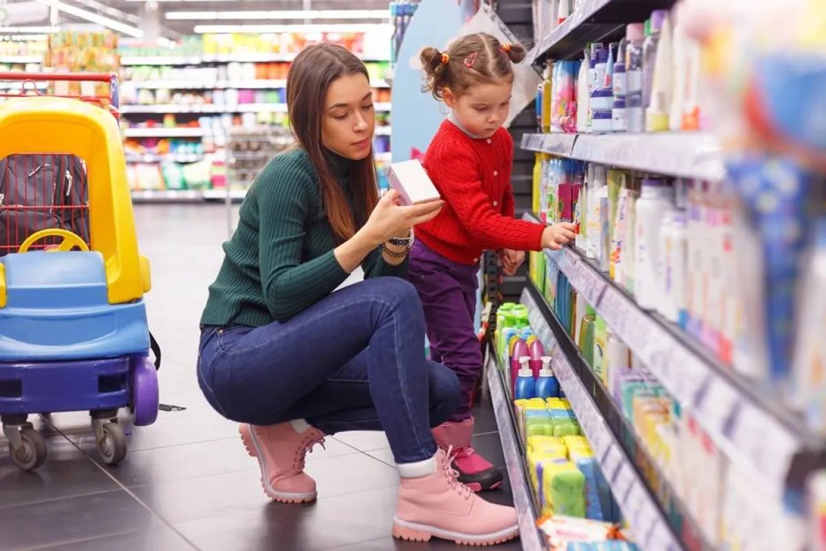 صورة لأم تبتاع مواد تنظيف قد تسبب تهيج وحاسية جلد أطفالها