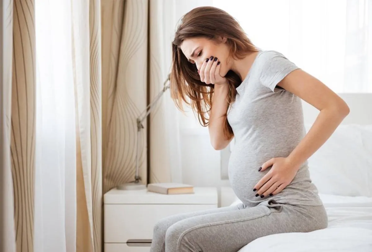 صورة لحامل تعاني من الغثيان