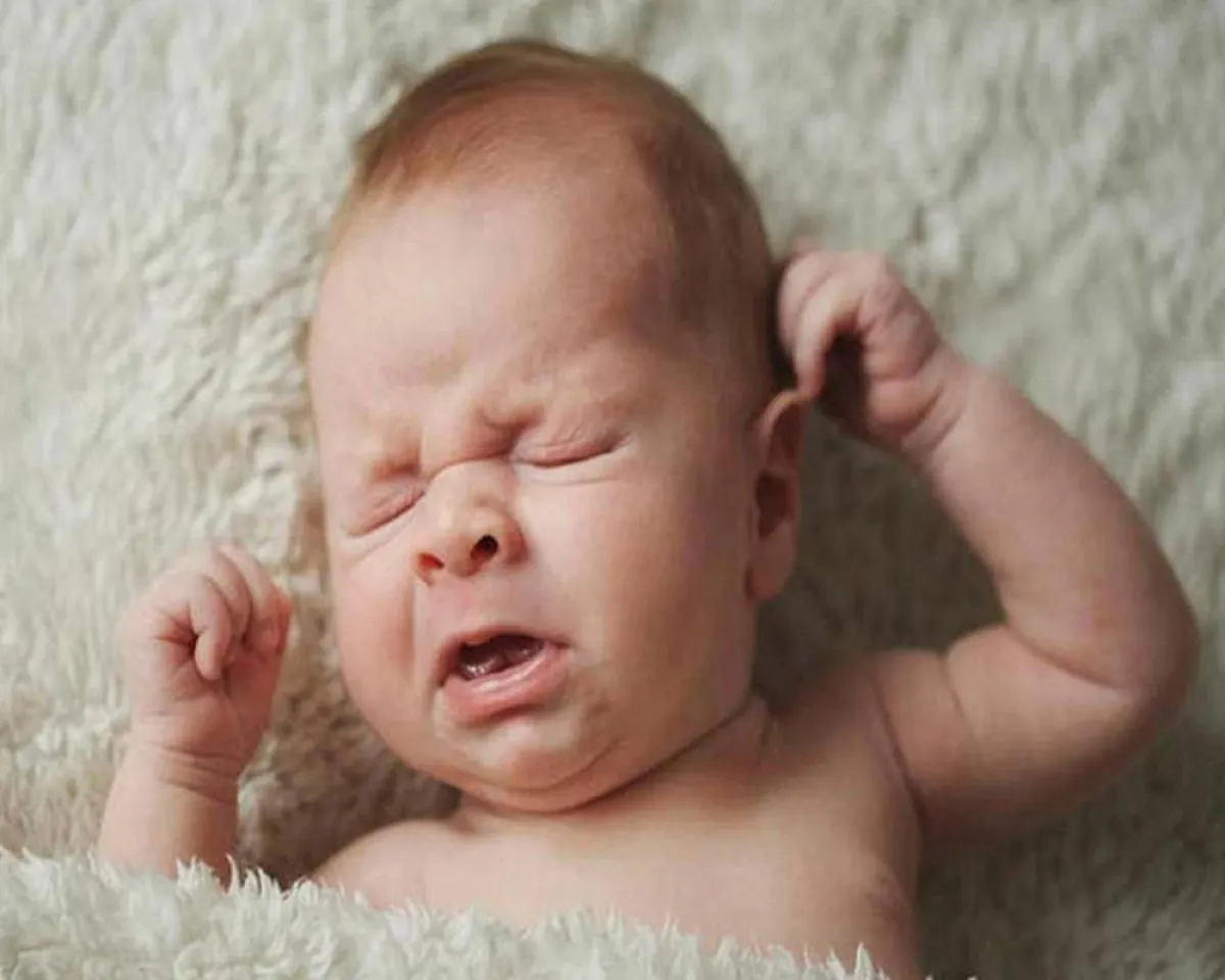 صورة لطفل صغير يبكي 