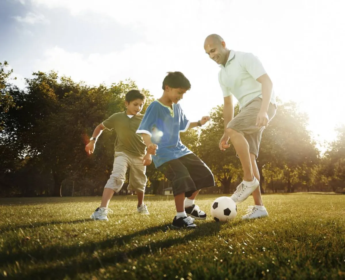 صورة لعائلة تمارس كرة القدم