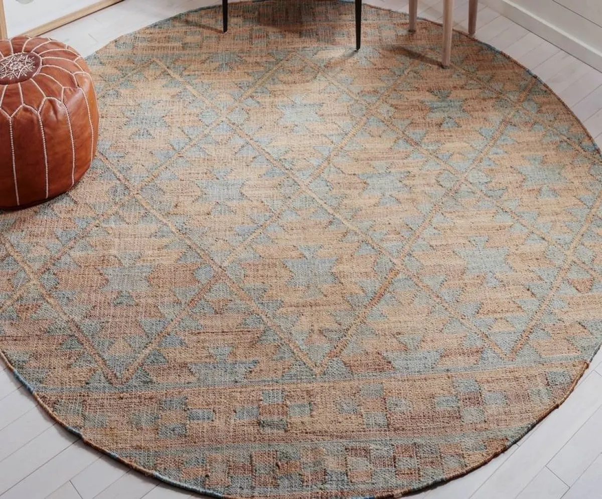 بساط الكليم يحمل شكلًا هندسيًّا محدّدًا في العادة، كالدائرة مثلًا