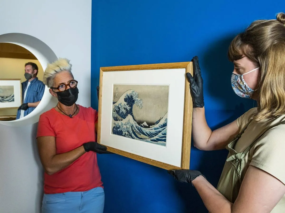 صورة لشخص يحمل لوحة أصلية