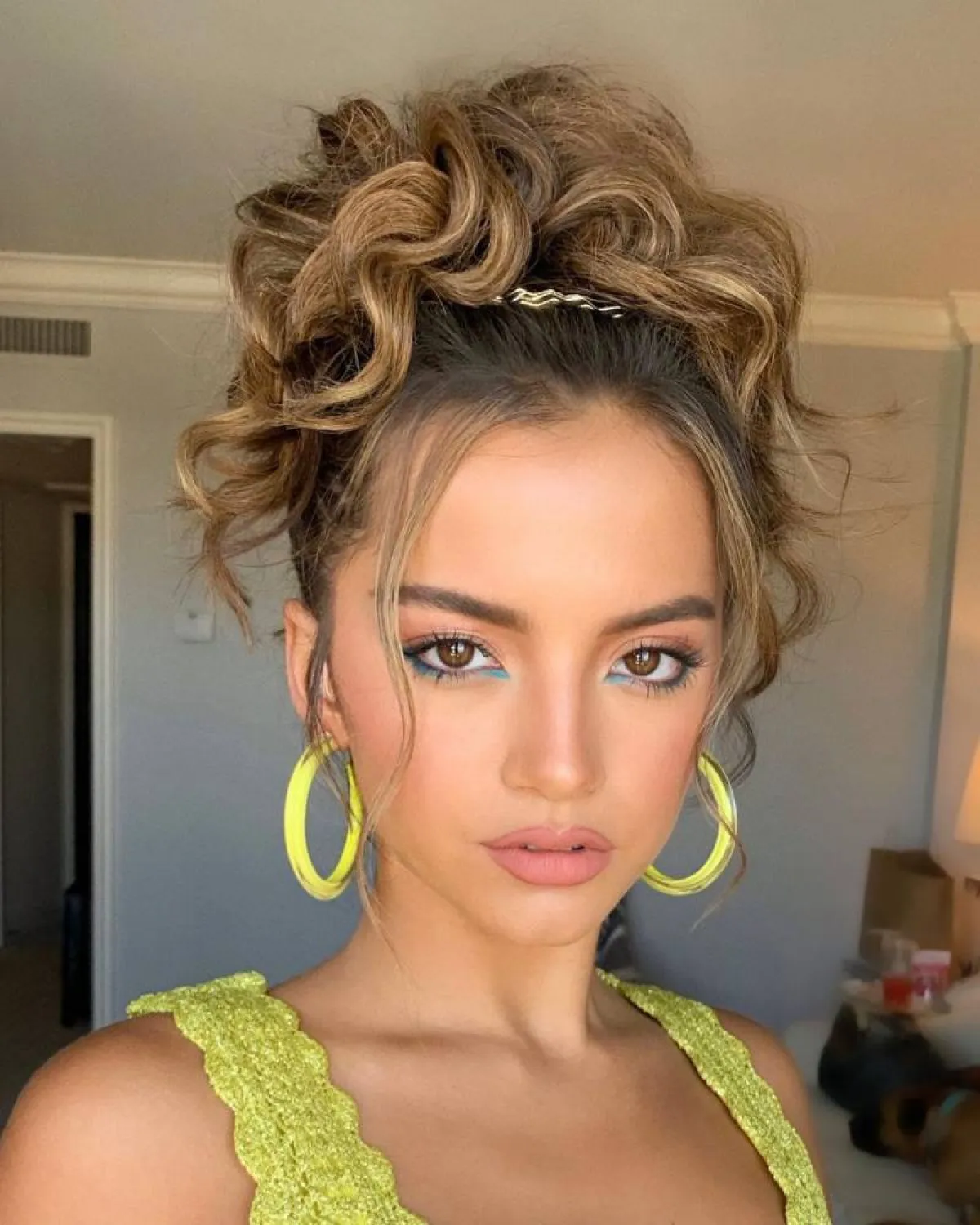 تسريحة ذيل الحصان الكيرلي ليوم الحب