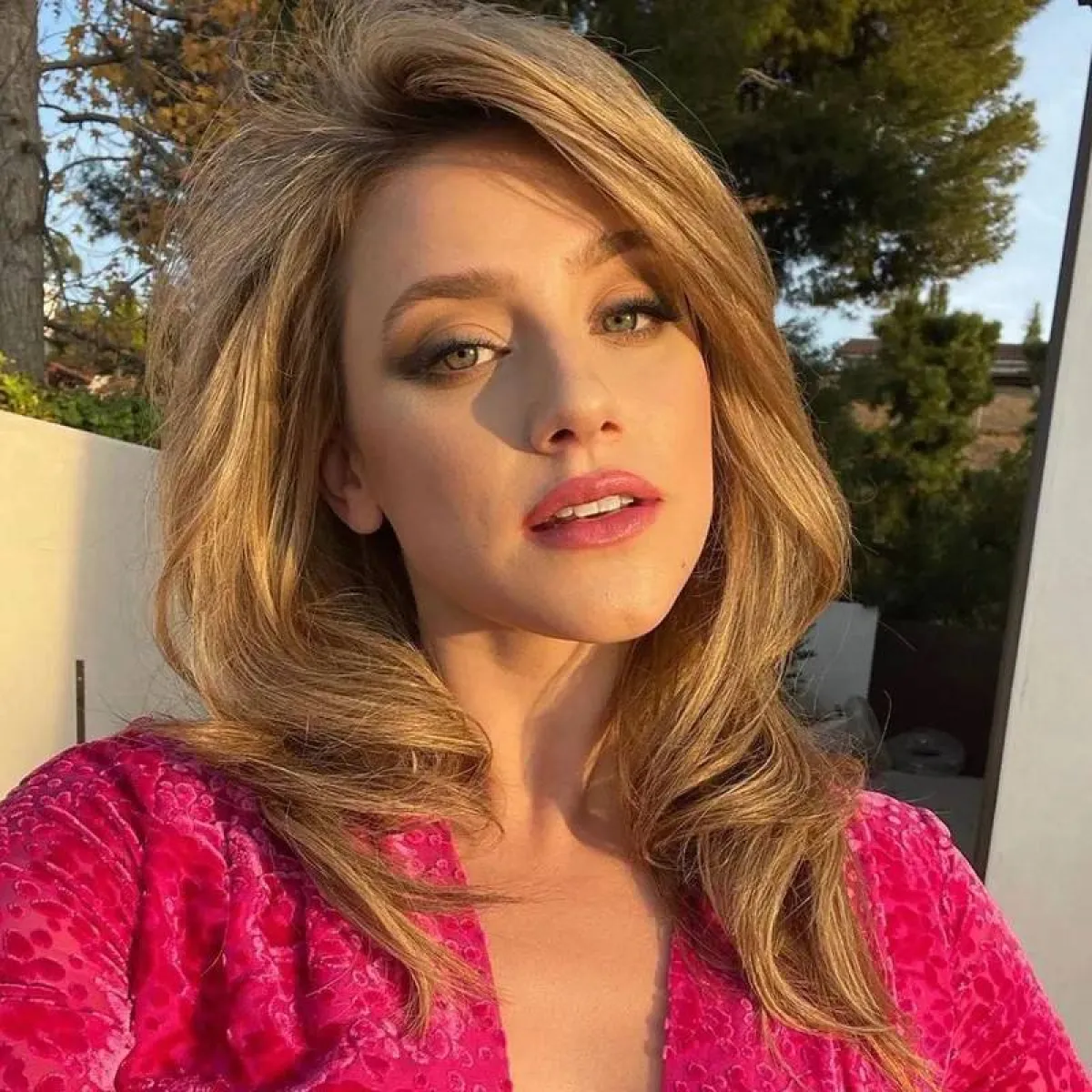 تسريحة الشعر المموج المنسدل الناعمة ليوم الحب