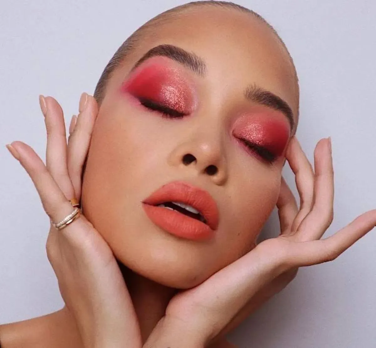 مكياج عيون ليوم الحب