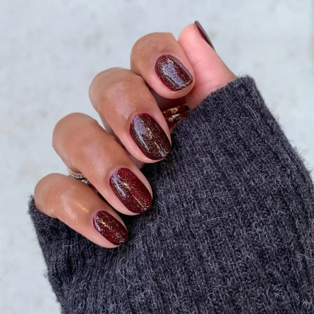 موديلات طلاء أظافر أحمر ليوم الحب