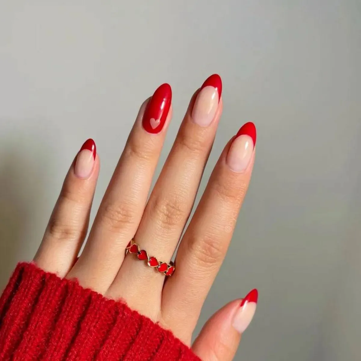 رسومات أظافر باللون الأحمر ليوم الحب