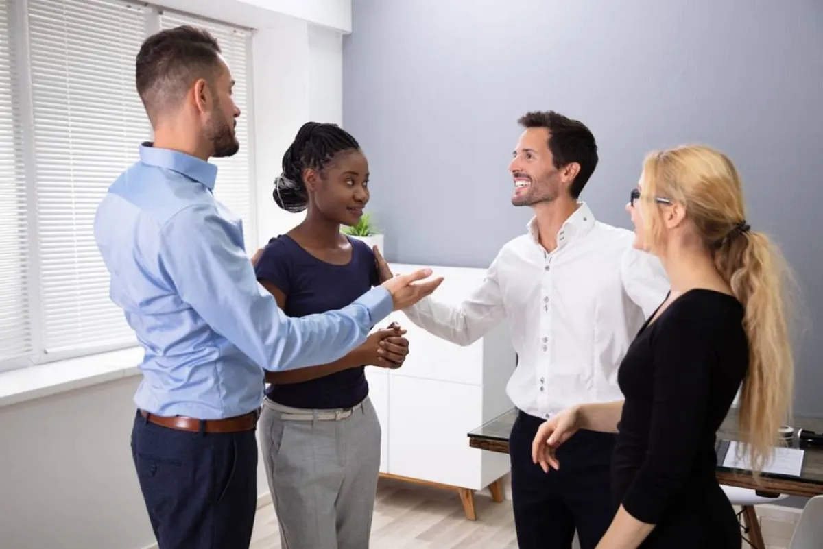  قواعد في إتيكيت التعارف الأوّل