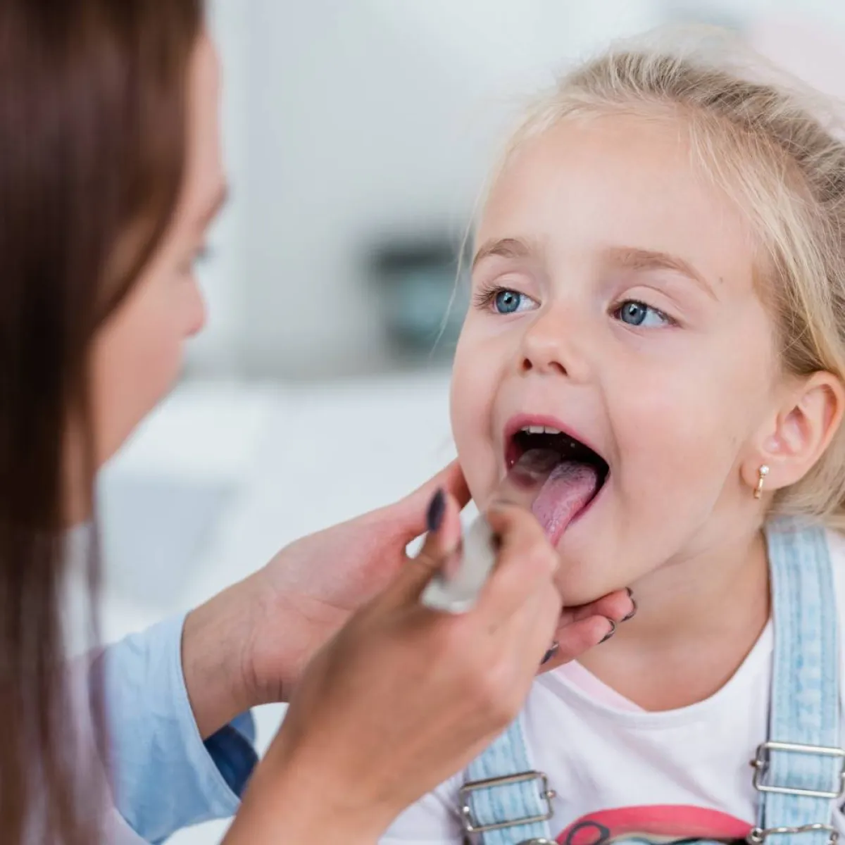 صورة لطبيبة تكشف على طفلة