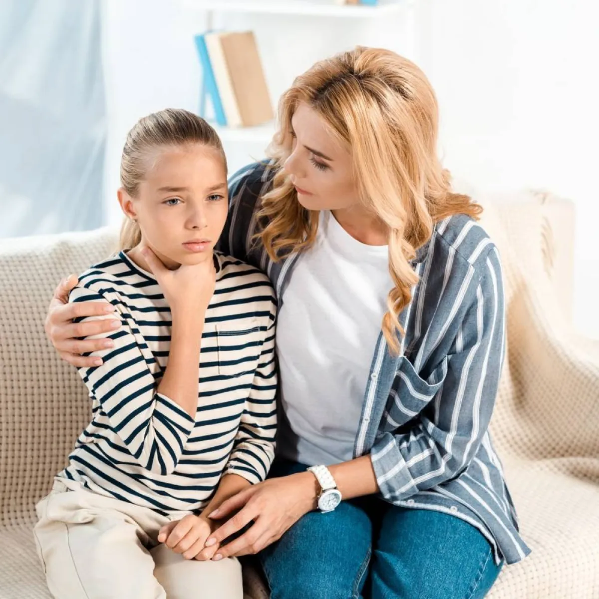 صورة لأم تحتضن طفلتها