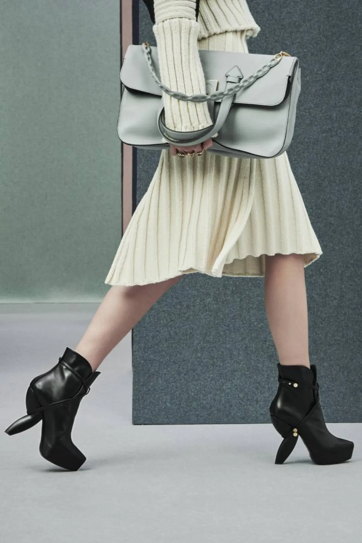 حقيبة يد كبيرة باللون الرمادي من بورتس ports1961  1961  