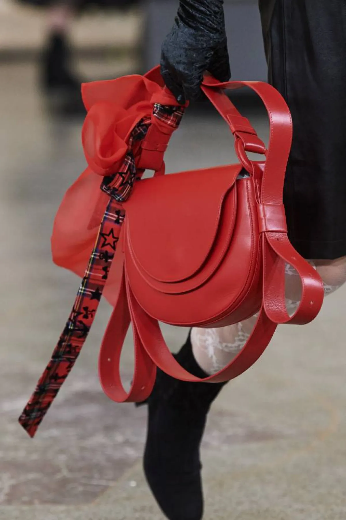 حقيبة يد كبيرة باللون الأحمر من بورا أكسوا Bora Aksu  