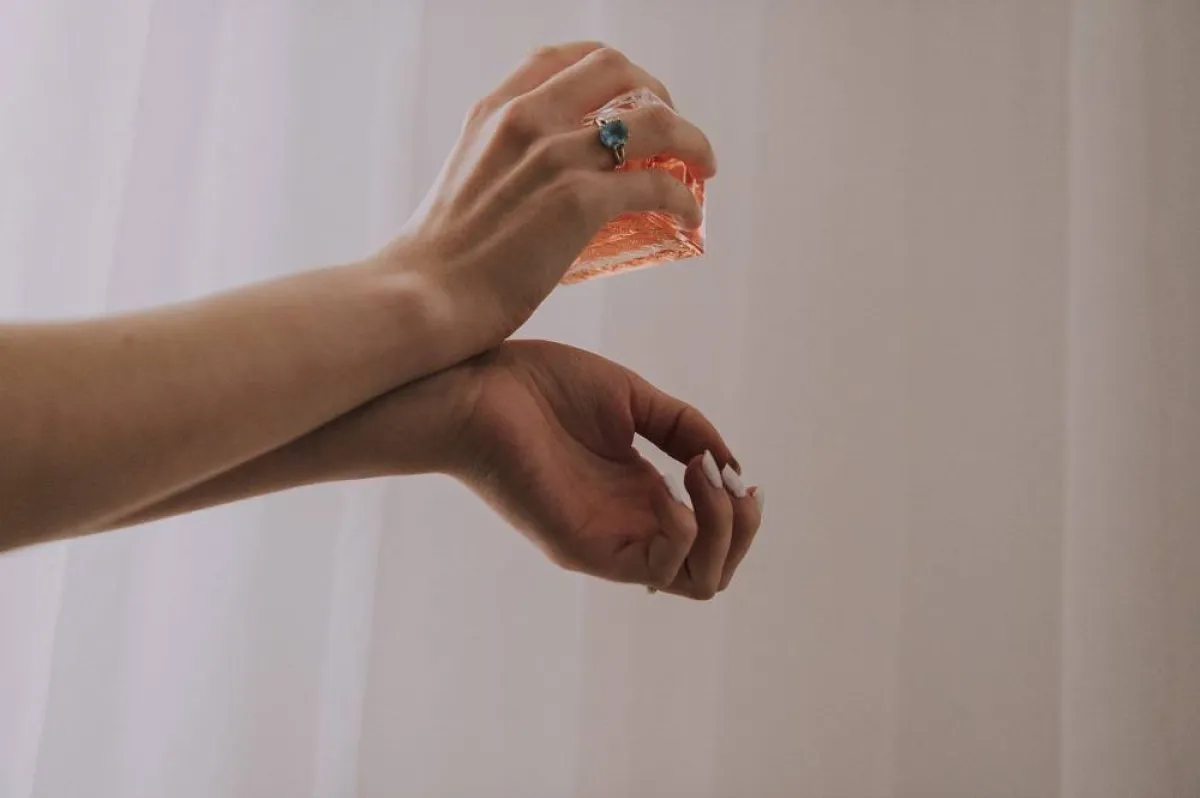 لا تفركي العطر أبداُ