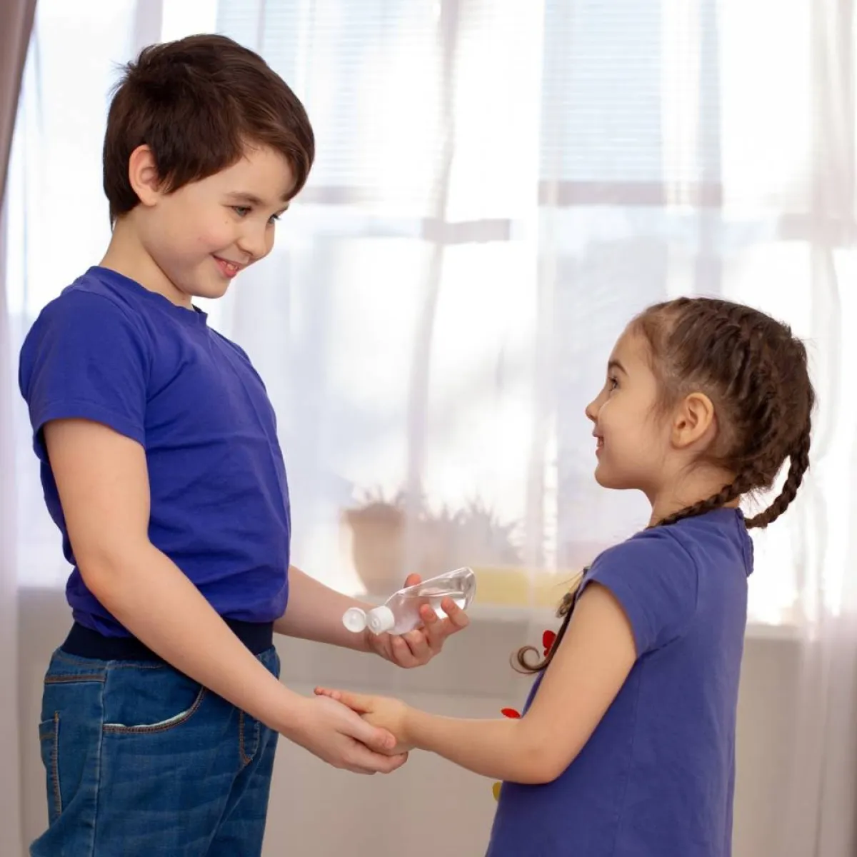 صورة لأخ كبير وأخت صغيرة