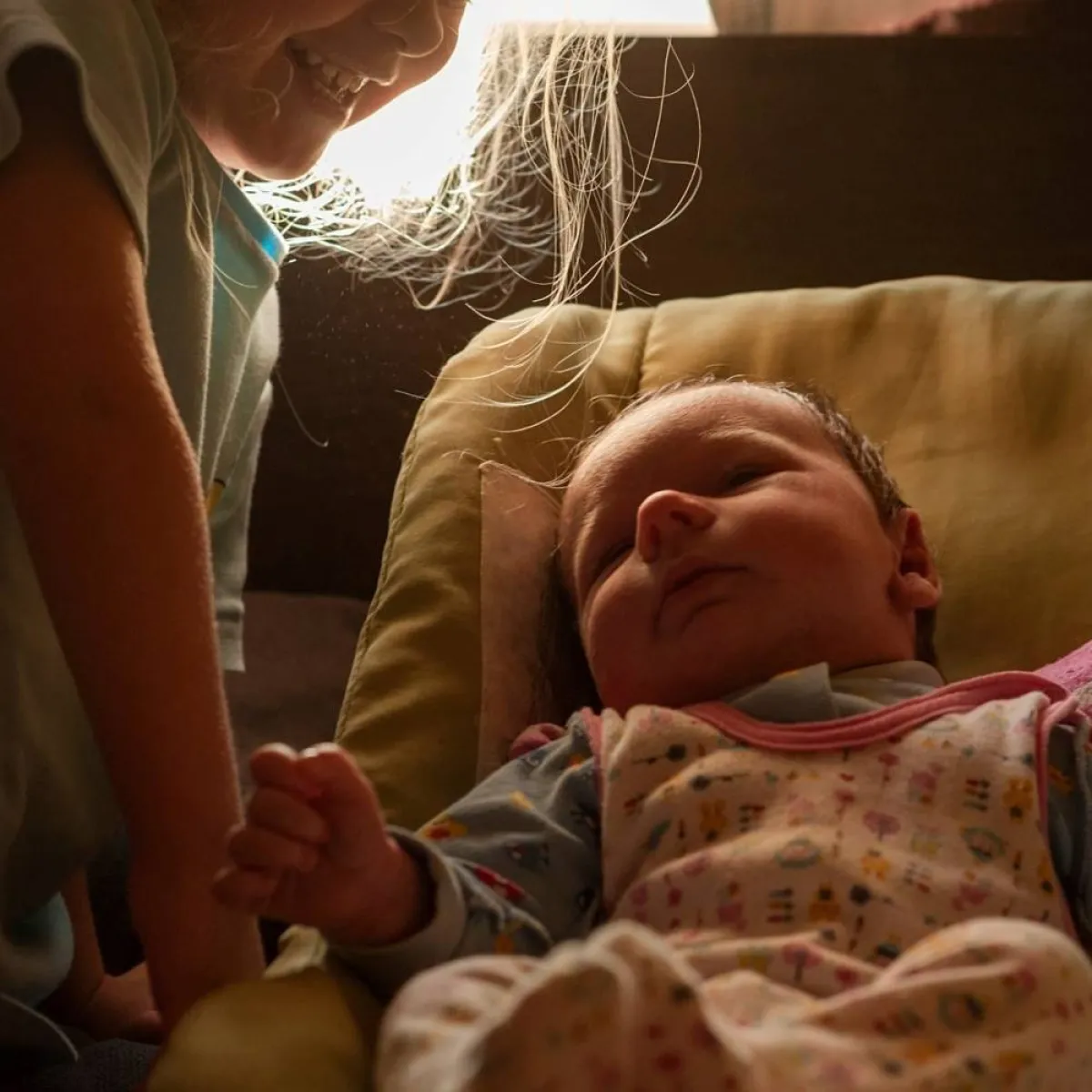 صورة لطفل صغير وأخيه الأكبر