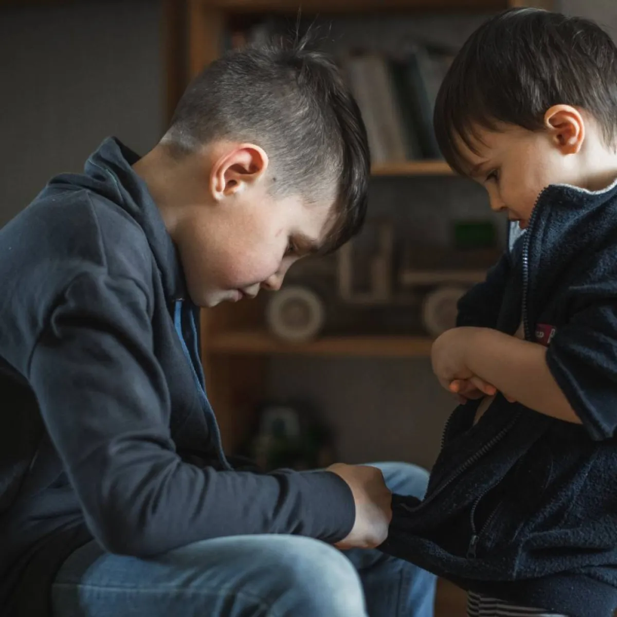 صورة تعبر عن التعاون الأخوي