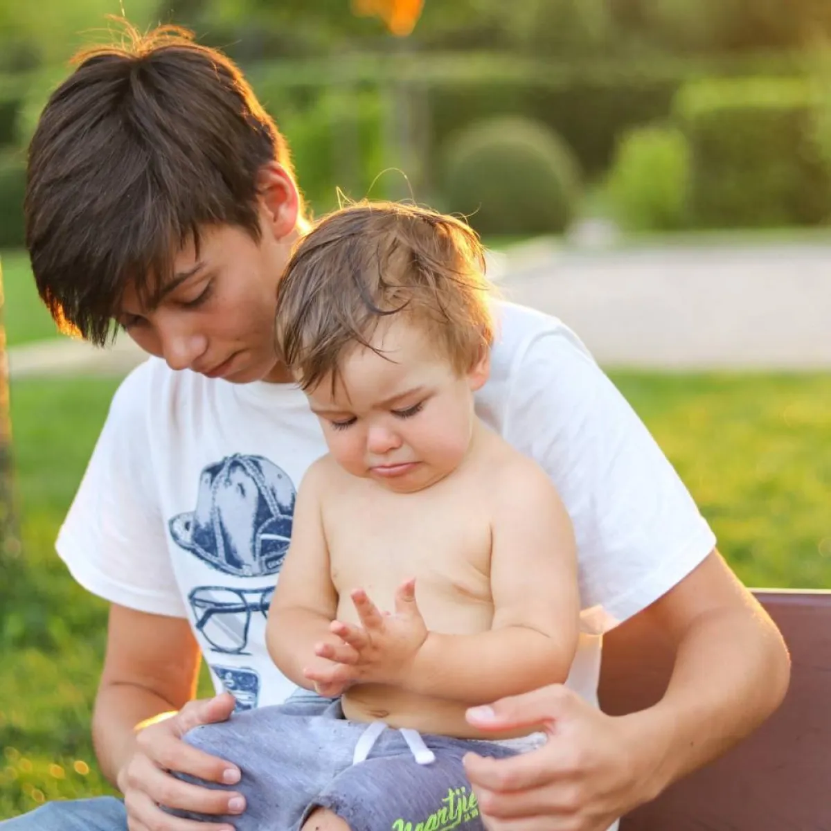 صورة لطفلين.. كبير وصغير