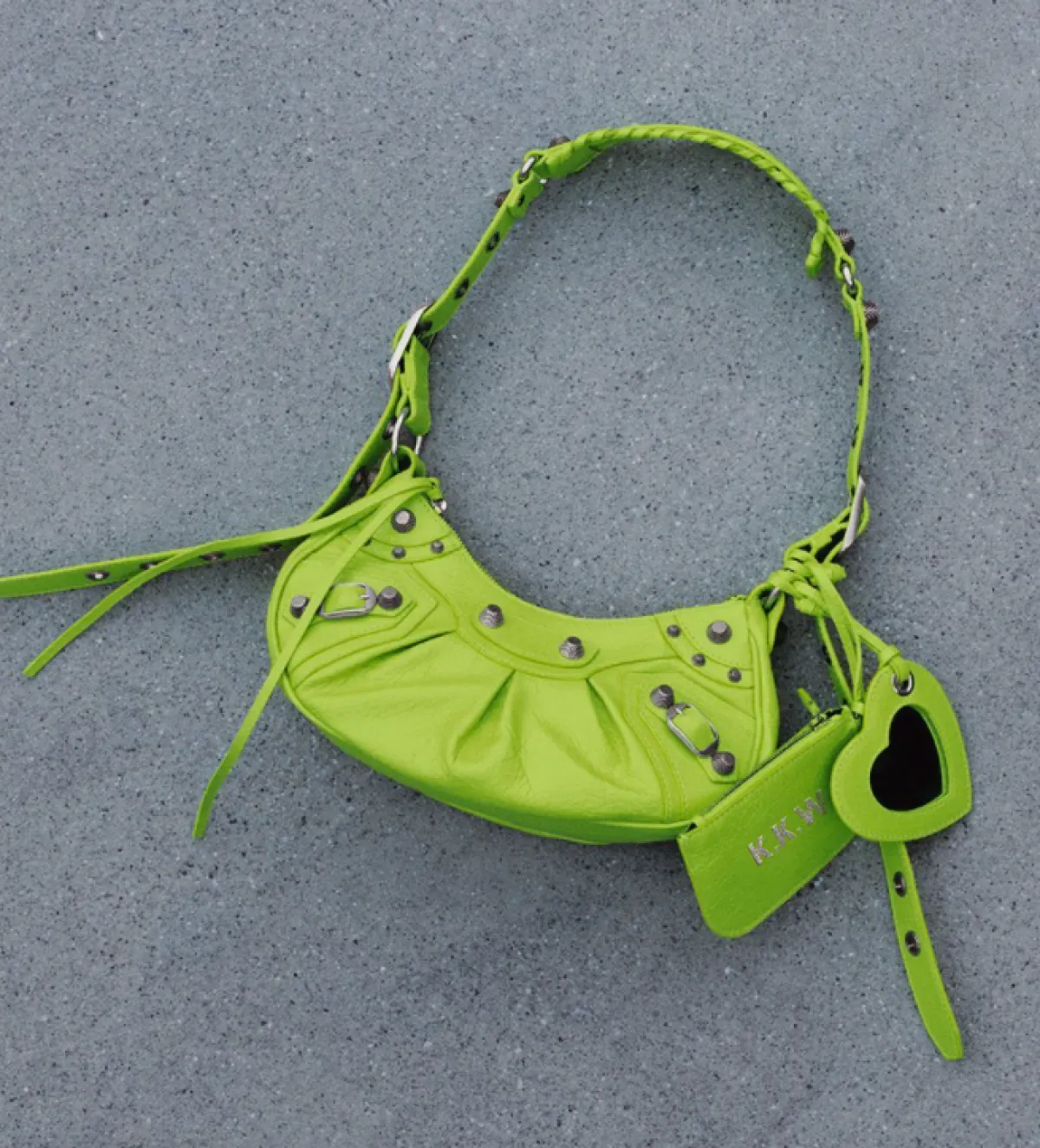 الحقيبة الجديدة من بالنسياغا التي حملتها كيم كاردشيان