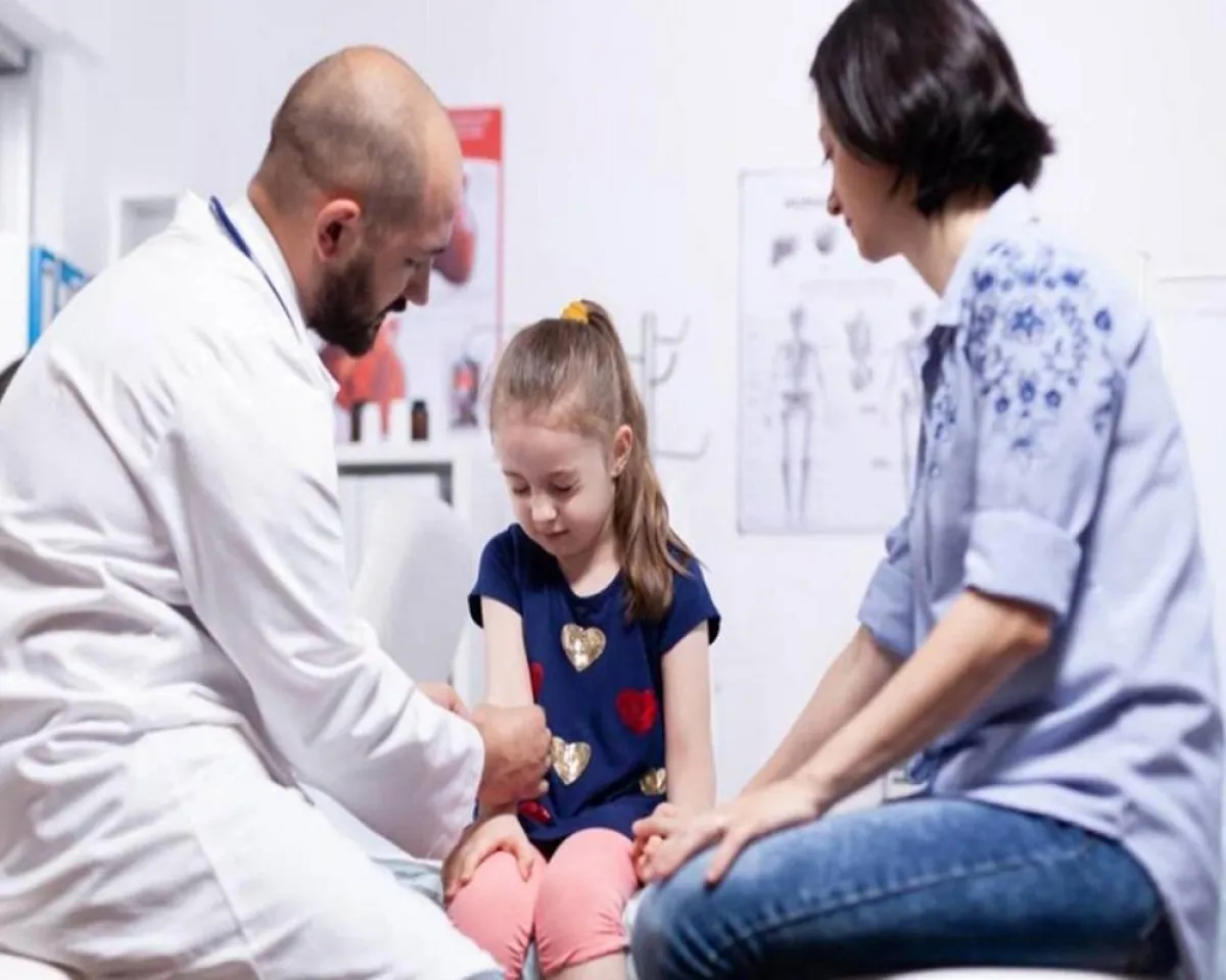 صورة لطبيب يقوم بتشخيص أعراض التشنجات 