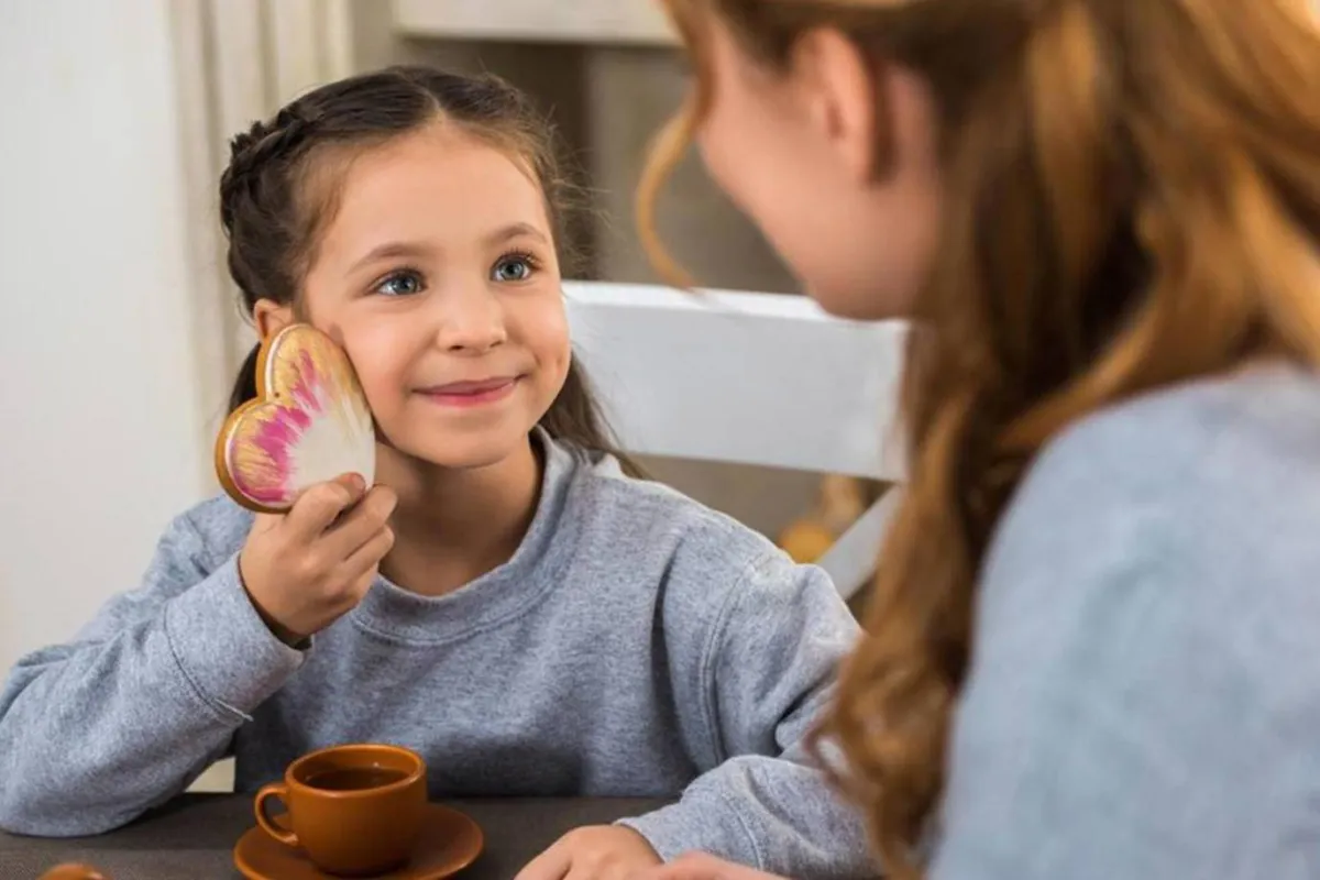 صورة لأم تعبر عن حبها لطفلها