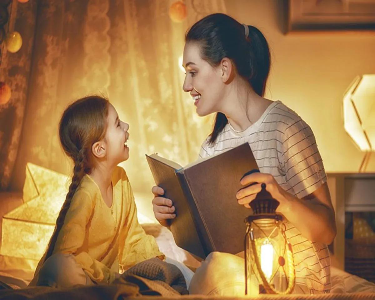 صورة لأم تقرأ لطفلها قصة