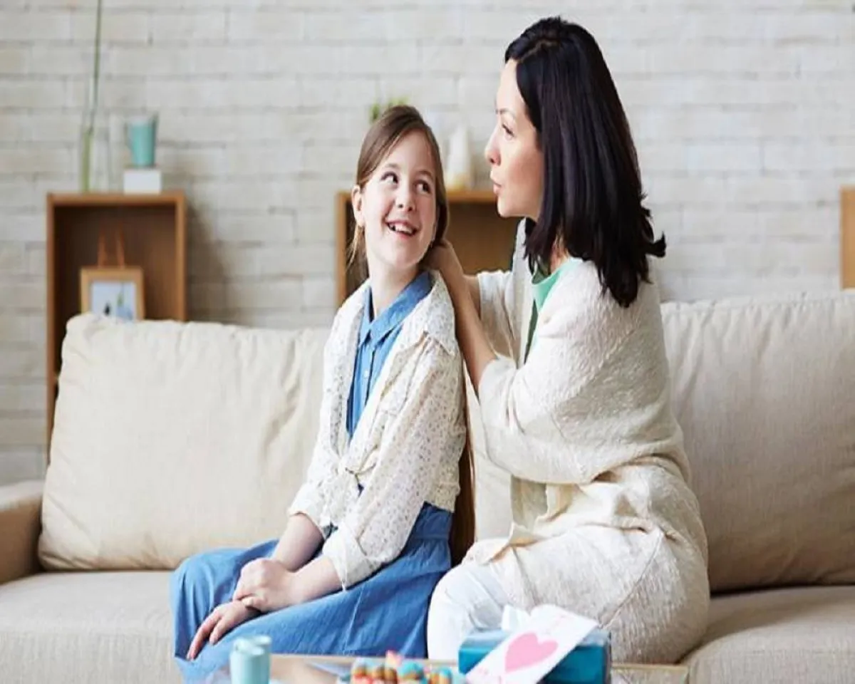 صورة لأم تتحدث مع طفلتها