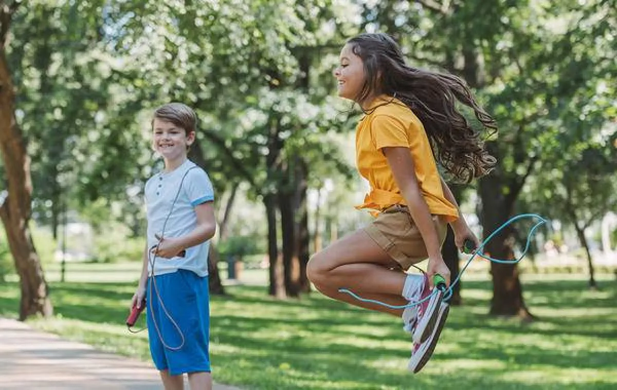 صورة لأطفال يعبون في الحديقة