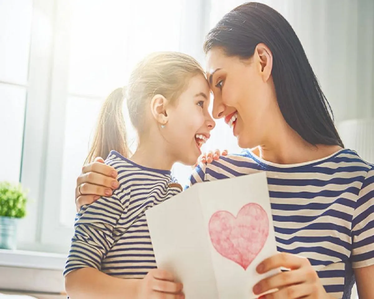 صورة لأم تحمل رسالة حب لطفلتها