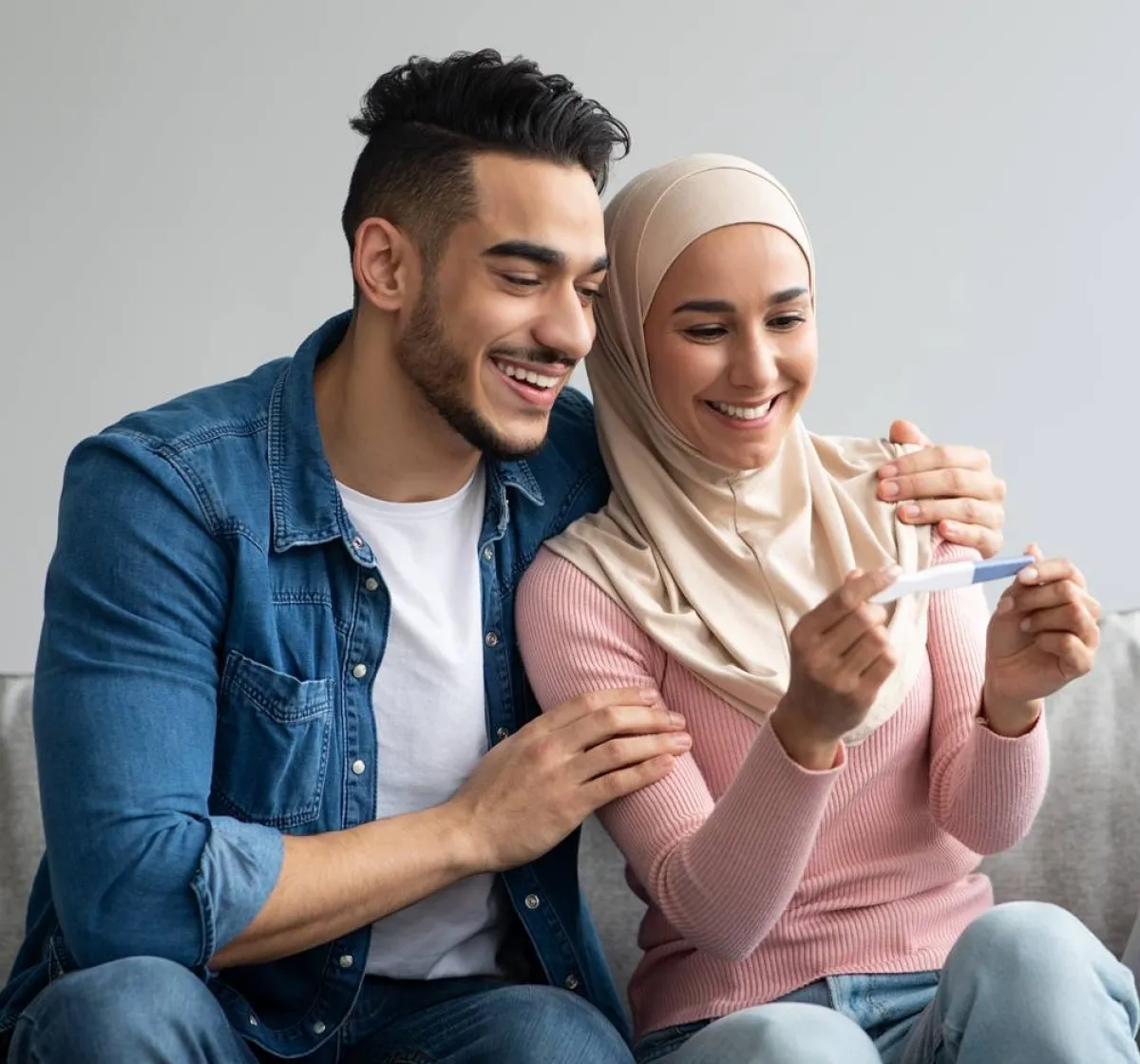 صورة لفرحة زوجين بثبوت الحمل