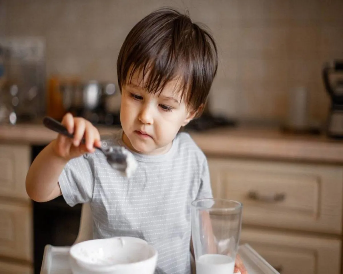 صورة لطفل يتناول الزبادي