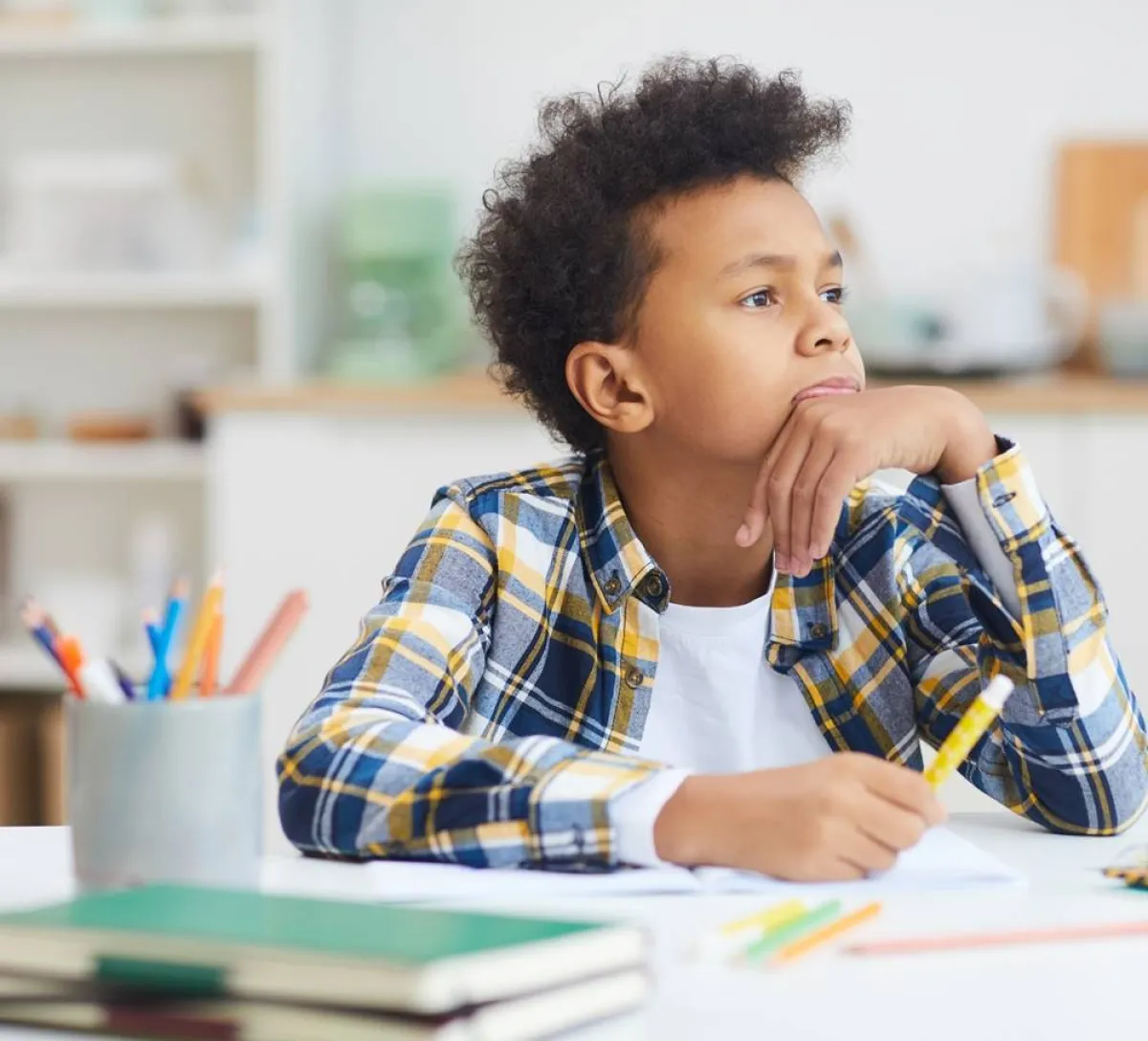 صورة لمراهق لديه أحلام يقظة إبداعية