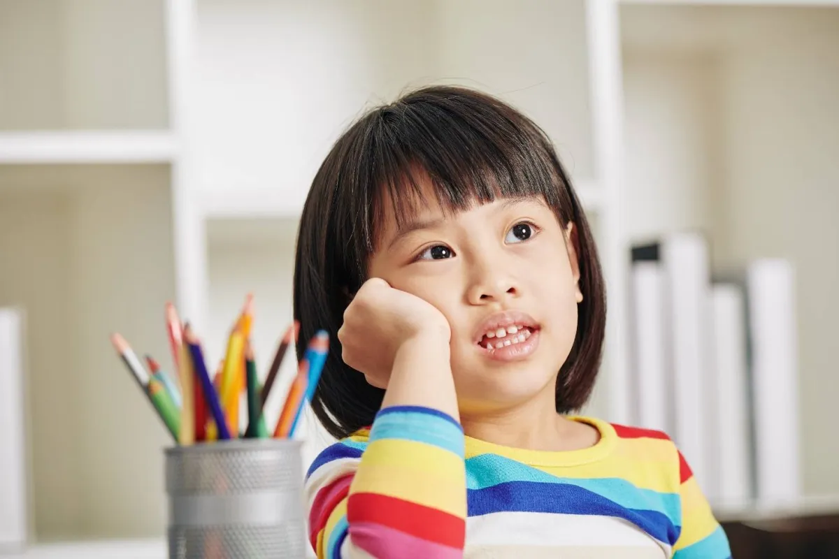 صورة لطفل يسرح بخياله ويحلم منذ صغره