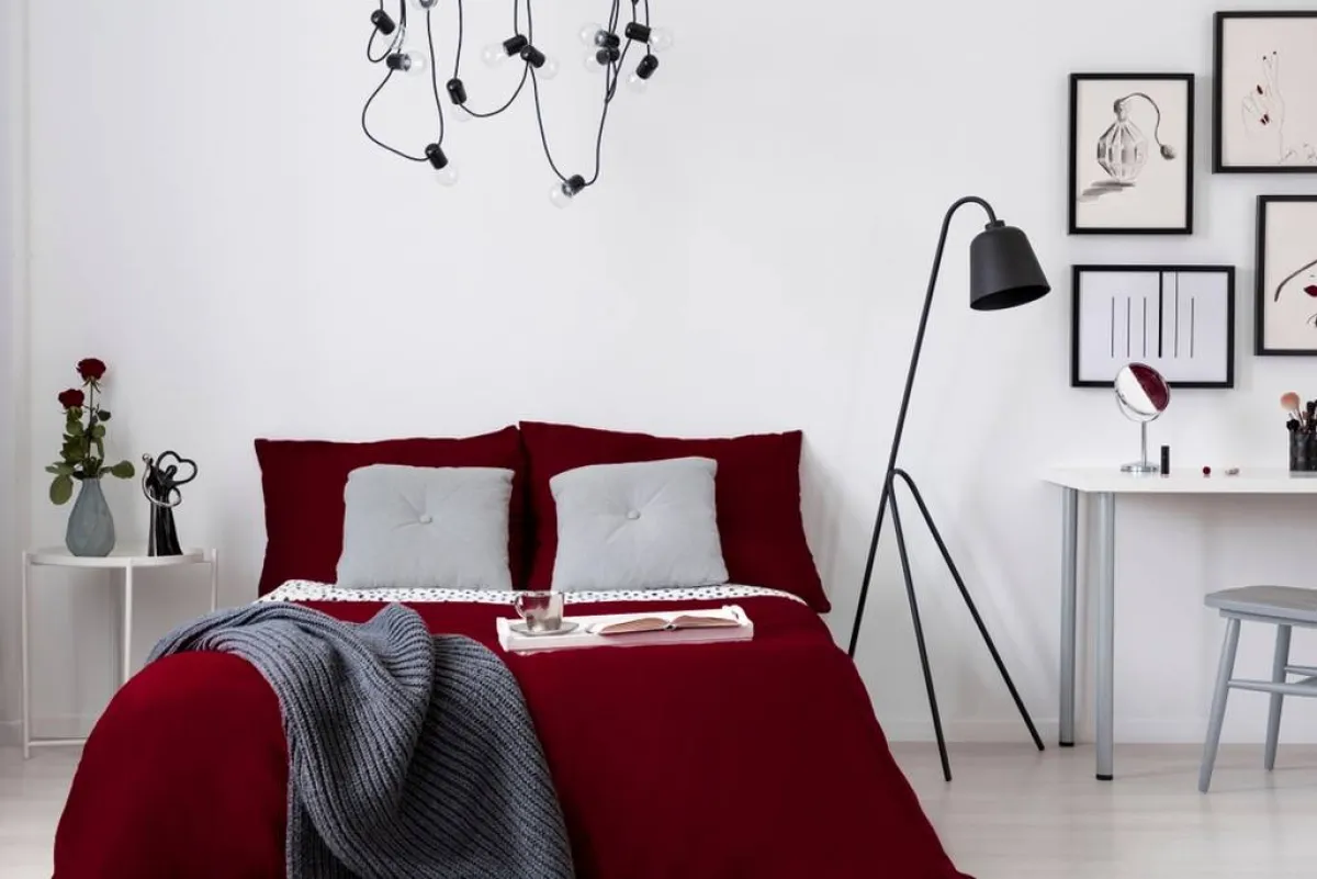 التعديلات على ديكورات غرفة النوم، لمناسبة يوم الحب، تبدأ من مفرش السرير الذي يختار أحمر اللون، وتوزيع الورد