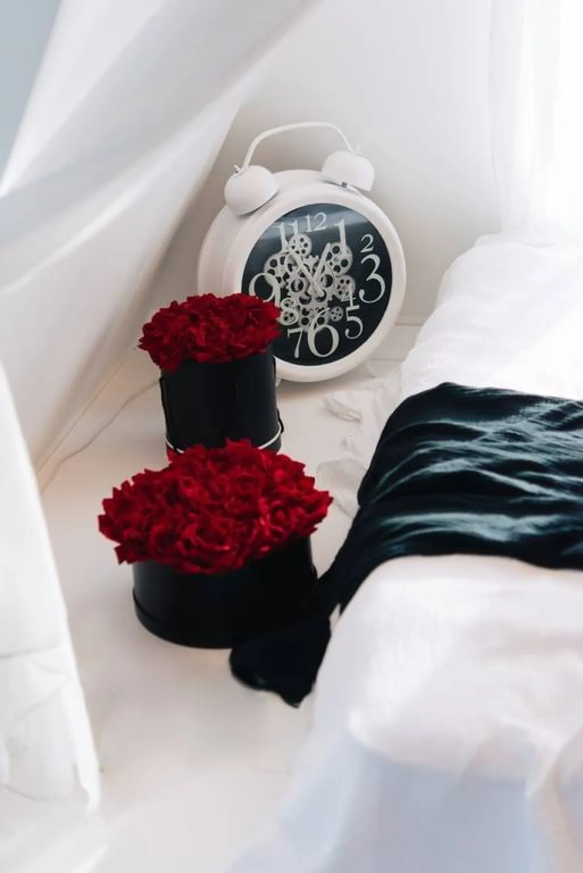 تنسيقات الورد في غرفة النوم، لمناسبة يوم الحبّ