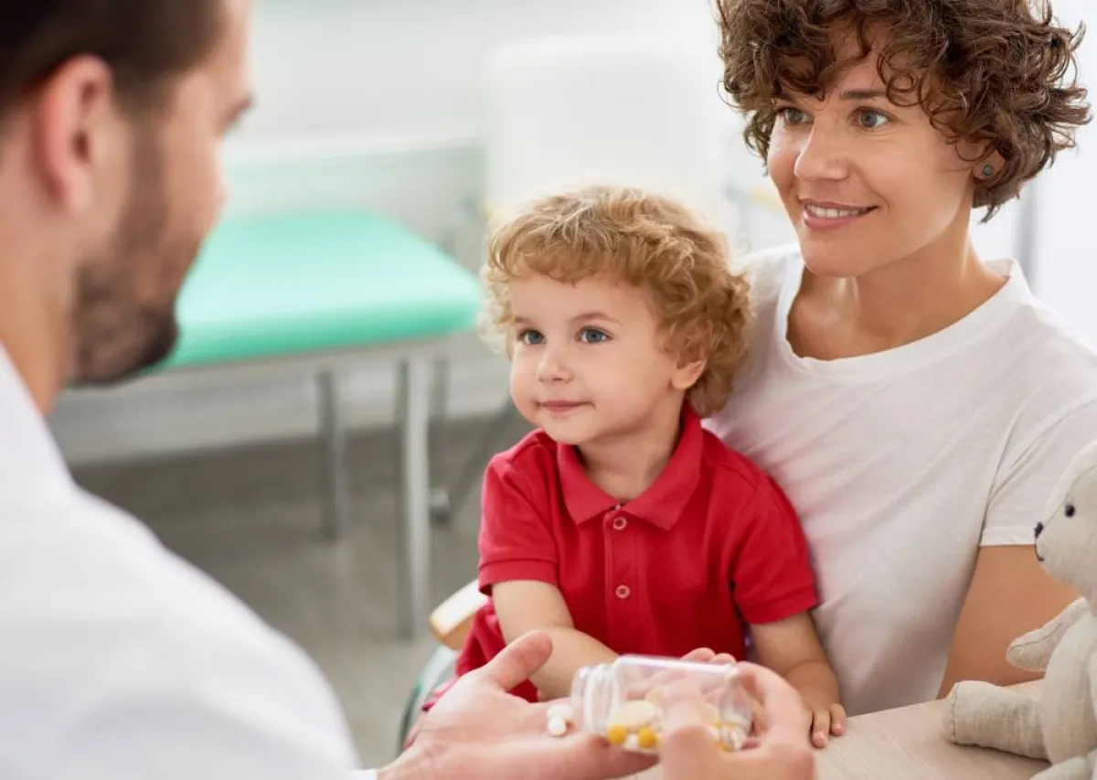 صورة لأم تحصل على رأي الطبيب ونصيحته بخصوص جرعات فيتامين د لطفلها