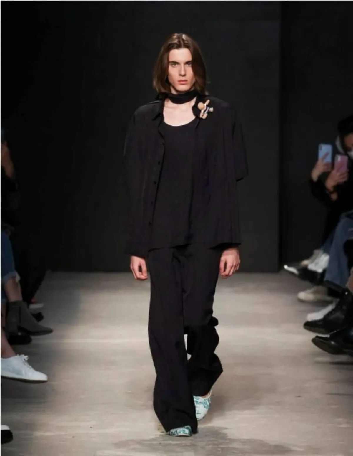 تنسيق السترة السوداء بطرق منوّعة من 1377